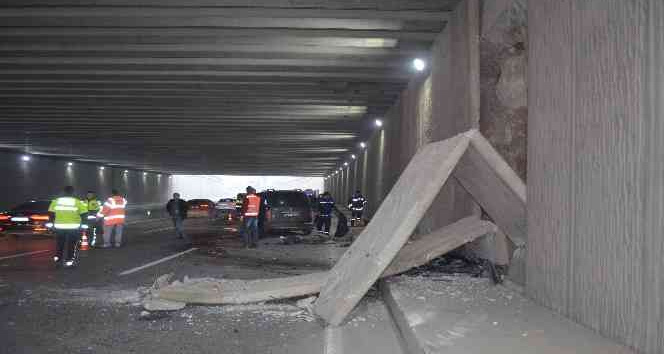 5 araçlı trafik kazasında tünelin beton blokları devrildi