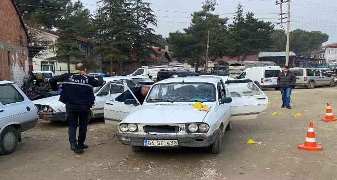 Arabada silahlı saldırıya uğrayan baba oğul yaralandı