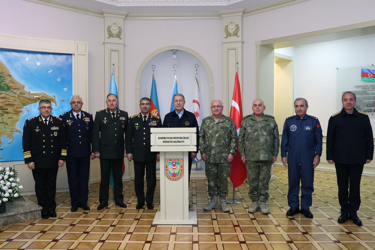Bakan Akar için Azerbaycan Savunma Bakanlığı’nda askeri tören düzenlendi