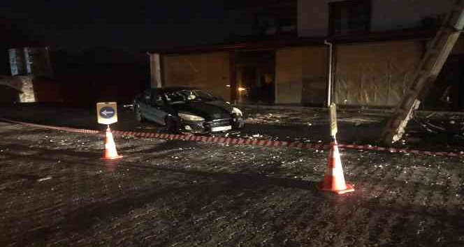 Osmaniye’de otomobil önce elektrik direğine, ardından iş yerine çarptı: 2 yaralı