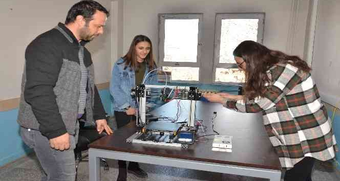 Öğretmen ve öğrenciler kendi 3 boyutlu yazıcılarını yaptı