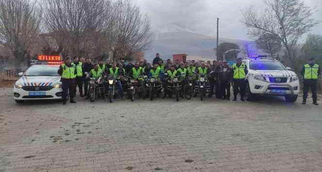 Trafik jandarması motosiklet sürücülerine reflektif yelek dağıttı