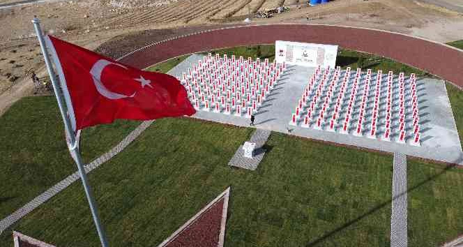 Şehit Öğretmenler Anıtı yeşeriyor