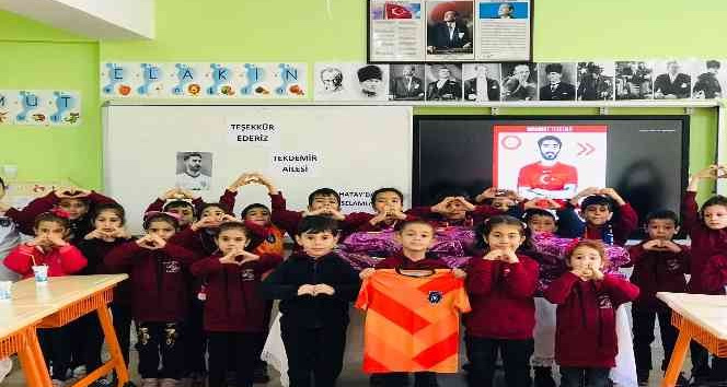 Milli Futbolcu Mahmut Tekdemir’den öğrencilere destek
