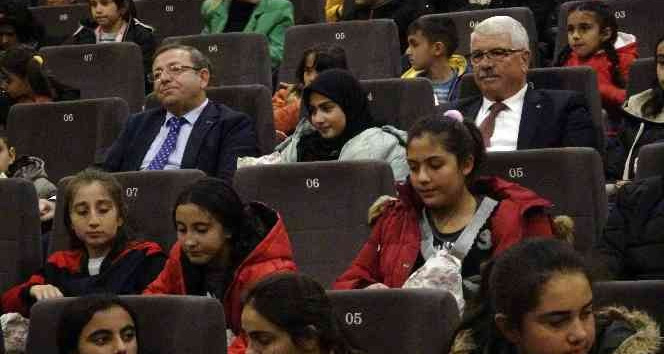 Vali Polat, köy okulu öğrencileriyle “Buğday Tanesi” filmini izledi