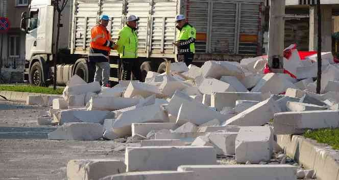Ordu’da tırdan yola dökülen gaz beton, trafiği aksattı