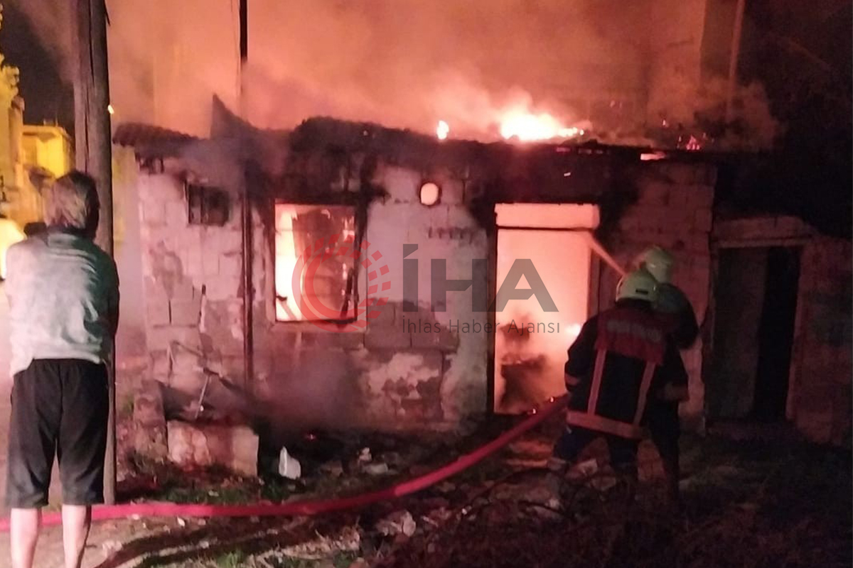Tarsus&#039;ta yangın çıkan ev kullanılmaz hale geldi