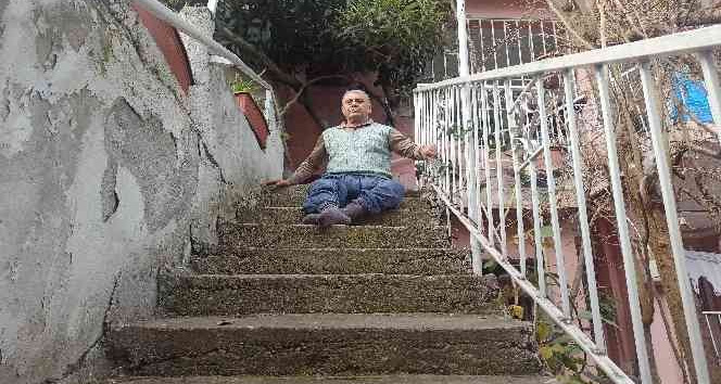 Kaza sonrası belden aşağısı engelli kaldı, 38 yıldır bilek gücüyle merdivenleri çıkıyor
