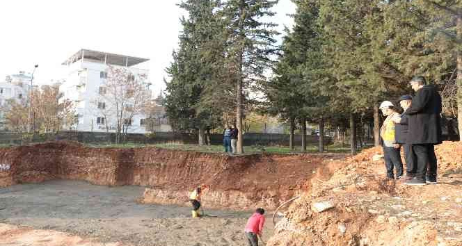 Öğrencisi olduğu ve öğretmenlik yaptığı okula cami yaptırıyor