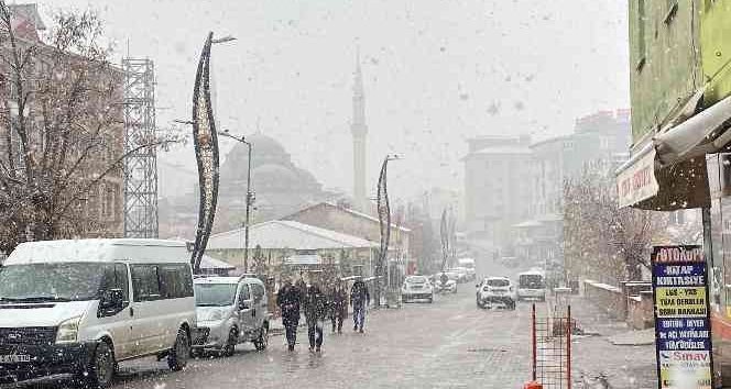 Karlıova’da kar yağışı başladı
