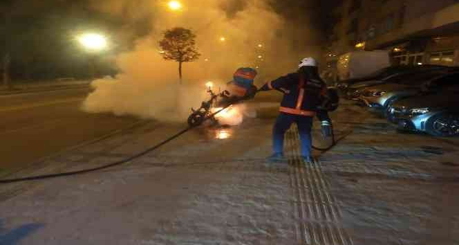 Park halindeki motosiklet alevlere teslim oldu