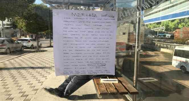 İlkokul öğrencisinin otobüs durağına astığı yazı duygulandırdı