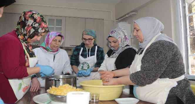 Maharetli kadınlar mutfağın püf noktalarını öğreniyor