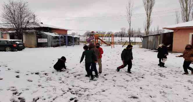 Erzincan’da ilçelere yağan karın keyfini çocuklar çıkardı