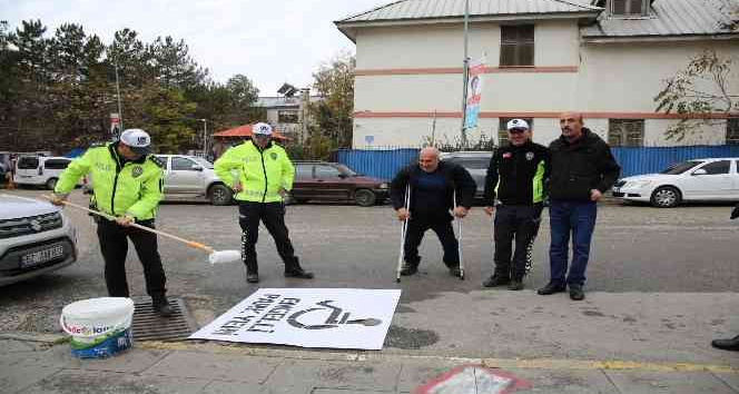 Polis ve engelliler birlikte, engelli park yerlerini çizdi