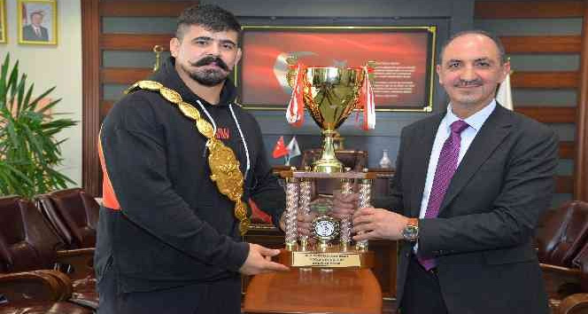 Başpehlivanı Şimşek Rektör Karakaya’yı Ziyaret Etti