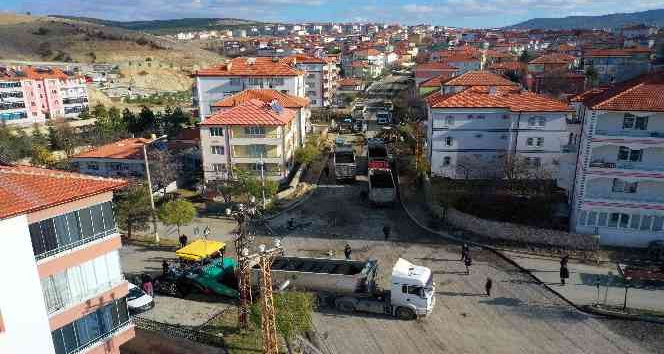 15 günde 3 mahalleye 8 bin ton sıcak asfalt