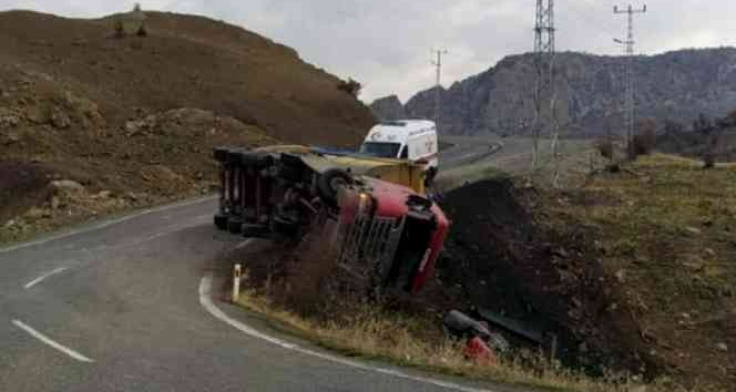 Siirt’te virajı alamayan tır devrildi:1 yaralı