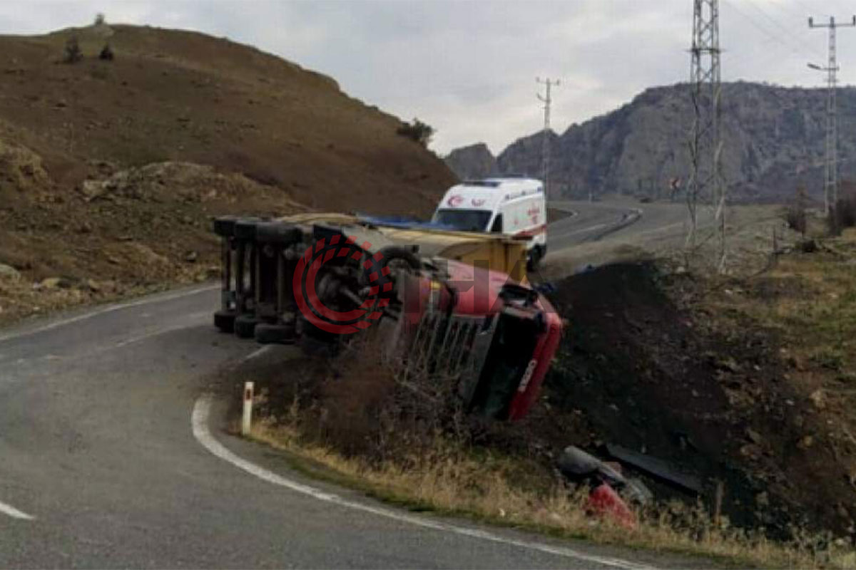 Siirt’te virajı alamayan tır devrildi:1 yaralı