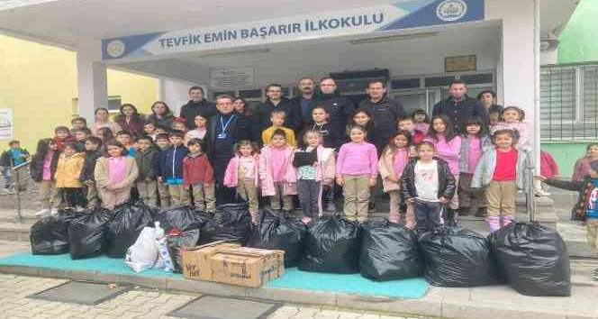 Biga’da öğrenciler, giysi yardım kampanyası düzenledi