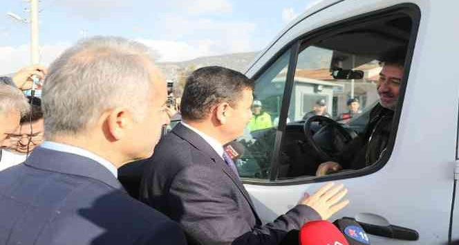 Burdur’da jandarma ve emniyet ekipleri tarafından kış lastiği denetimi