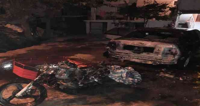 Yangında otomobil ve motosiklet kullanılamaz hale geldi