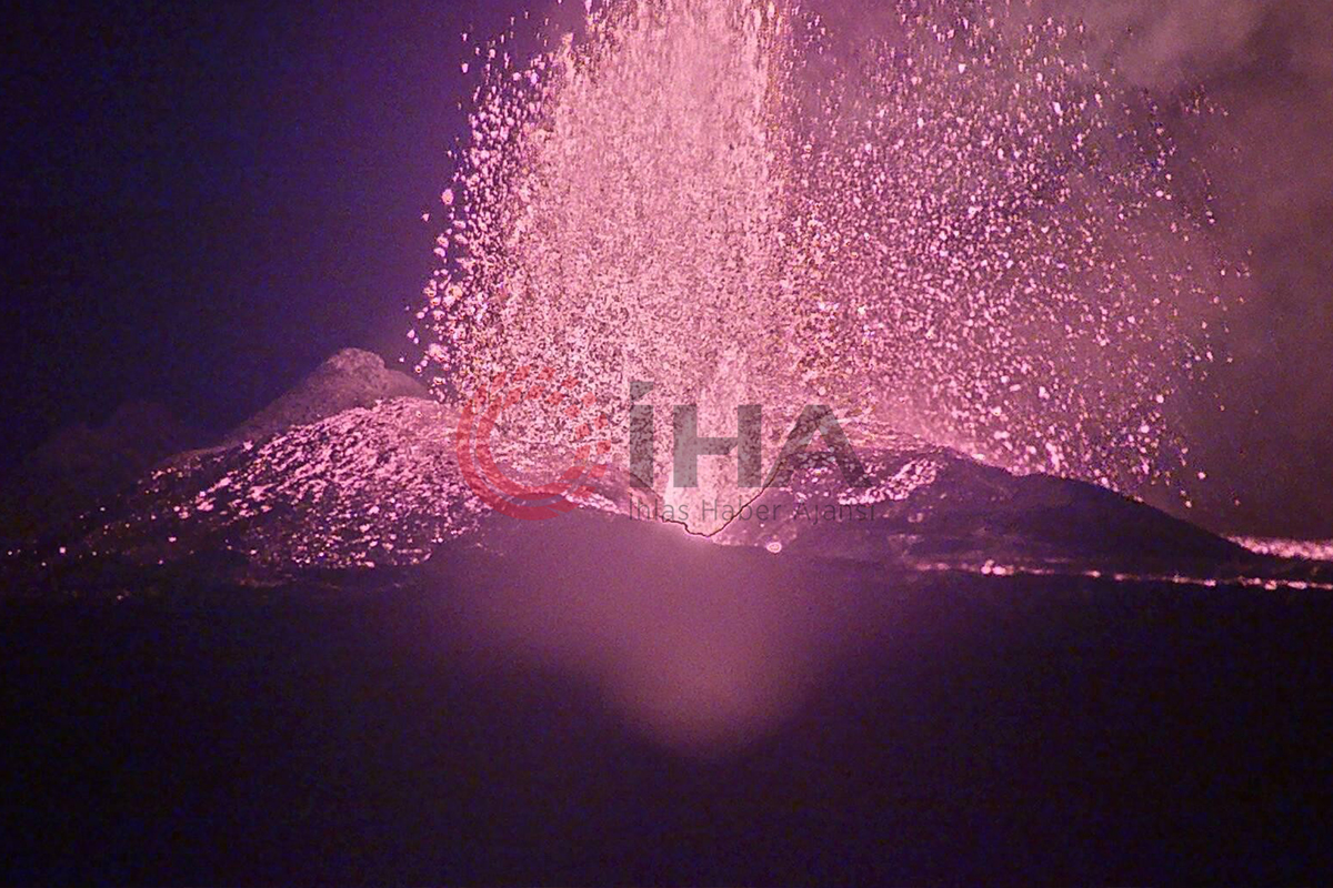 Hawaii'deki Mauna Loa yanardağı ana yol için risk oluşturmuyor