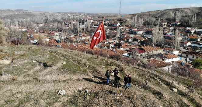 Gençlerin Türk bayrağı hassasiyeti yoğun ilgi gördü
