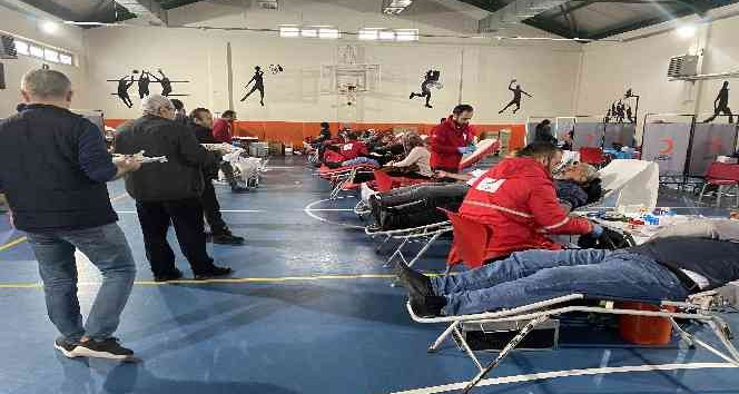 Kartal Şehit Şükrü Bayrakçı İlkokulu’nda kan bağışı kampanyasına yoğun ilgi