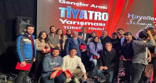 Erzincan ekibi ’Çaresizlik’ oyunuyla Türkiye üçüncüsü oldu