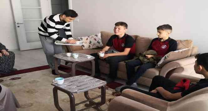 Altınovalı öğrenciler ilçe büyüklerini unutmuyor