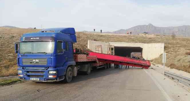 Amasya’da vinç yüklü tır takıldığı altgeçide çarptı
