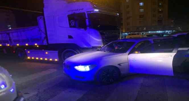 Batman’da feci kaza: Otomobil tırın altına girdi, 5 kişi yaralandı
