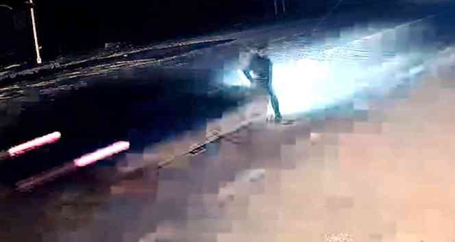 Yolun karşısına geçerken otomobilin çarptığı şahıs hayatı kaybetti...Feci kaza kamerada