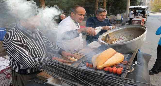 Her gün bir pazar yerinde 36 yıldır kavurma satıyor