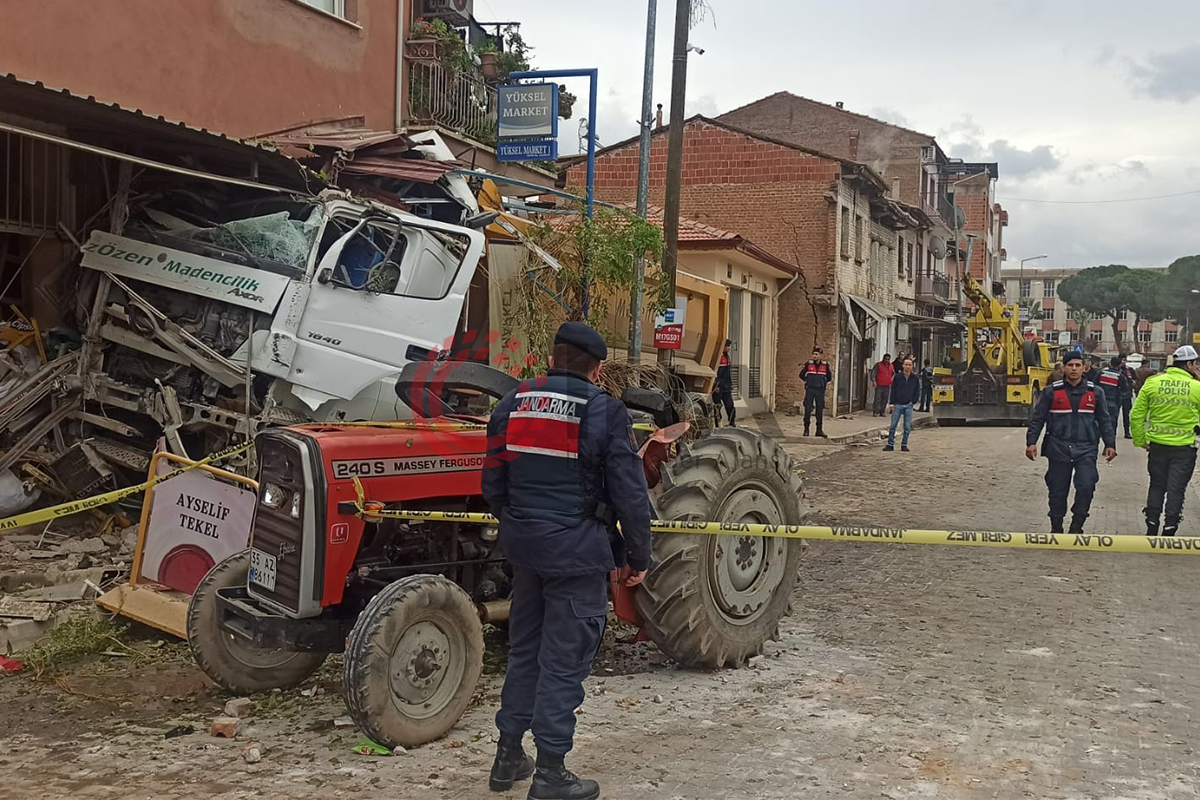 İzmir&#039;de kamyon ortalığı savaş alanına çevirdi: 8 yaralı