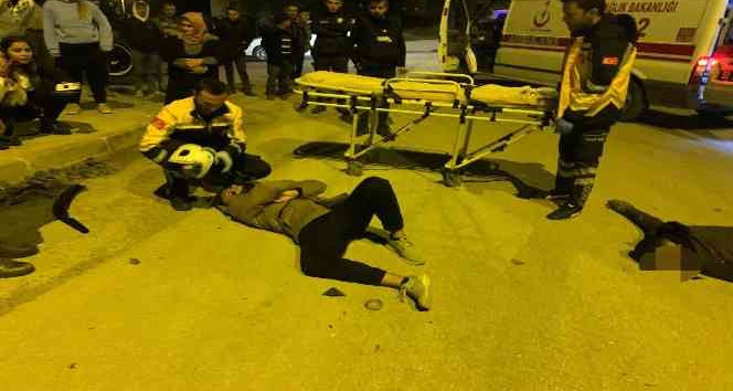 Hafif ticari araçla çarpışan motosiklet çarpıştı: 1 ölü, 2 yaralı