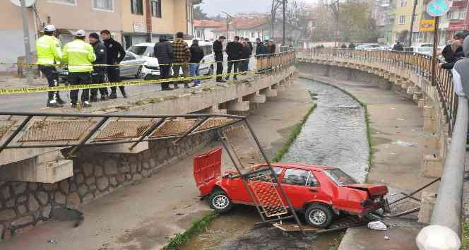 Otomobille dereye uçan sürücü burnu bile kanamadan kurtuldu