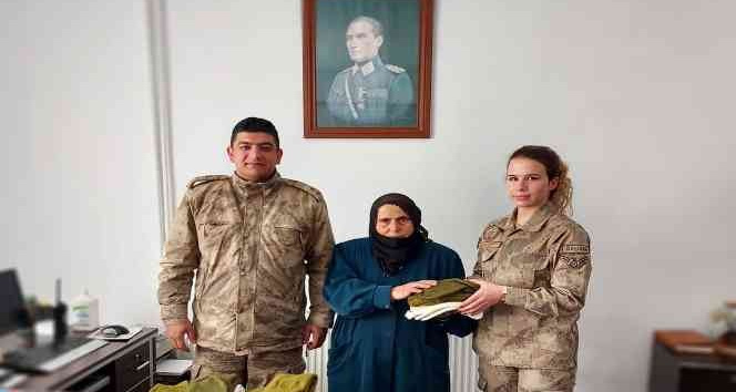 Mehmetçik için 17 çift çorap ördü