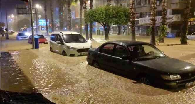 Kumluca’da sel: Evleri su bastı, araçlar zarar gördü