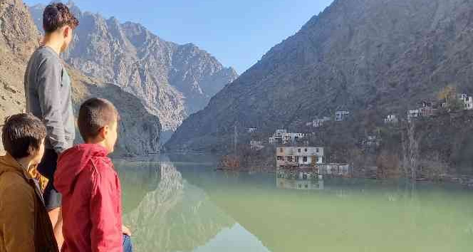 Sular altında kalan evlerine son kez baktılar