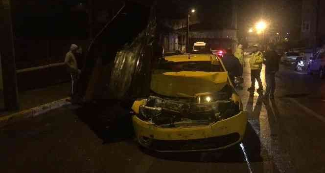 Traktör römorkuna çarpan taksi şoförü yara almadan kurtuldu