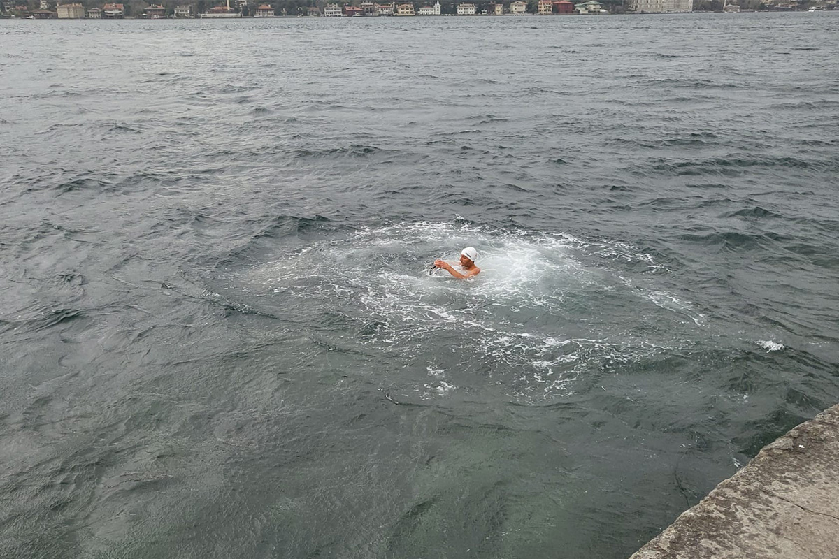 Boğaz'daki akıntıya meydan okuyor