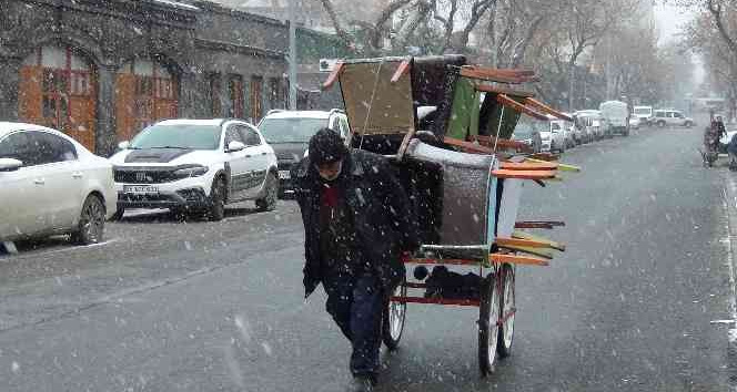 Kars’ta kar yağışı etkili oluyor