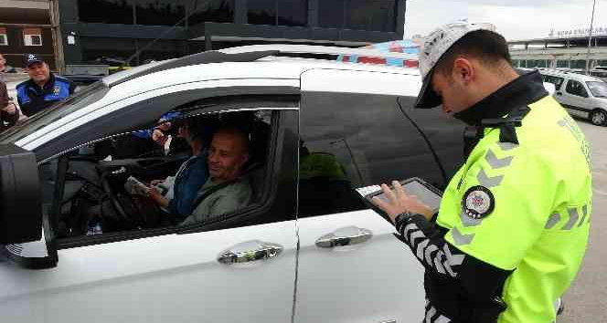 Emniyetten kış lastiği denetimi ve ‘KADES’ bilgilendirmesi