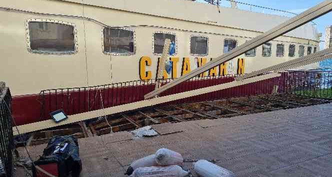 Yüzer disko Catamaran için kurtarma çalışması yapılıyor