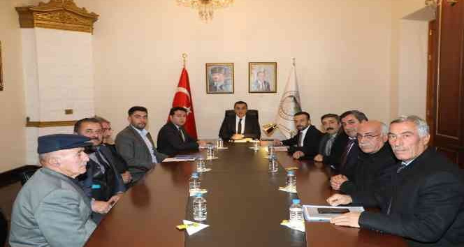 Kars Valisi Öksüz, muhtarlarla buluştu