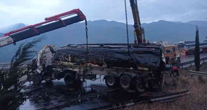 Petrol yüklü tanker ile cip çarpıştı: 3 yaralı