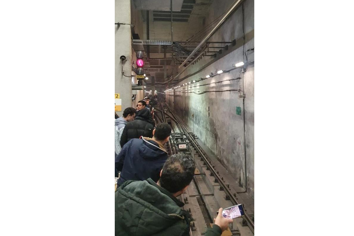 Metro arızalandı, vatandaşlar isyan etti