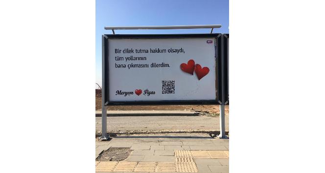 Sevdiği kadına olan aşkını reklam panolarına yazdırdı